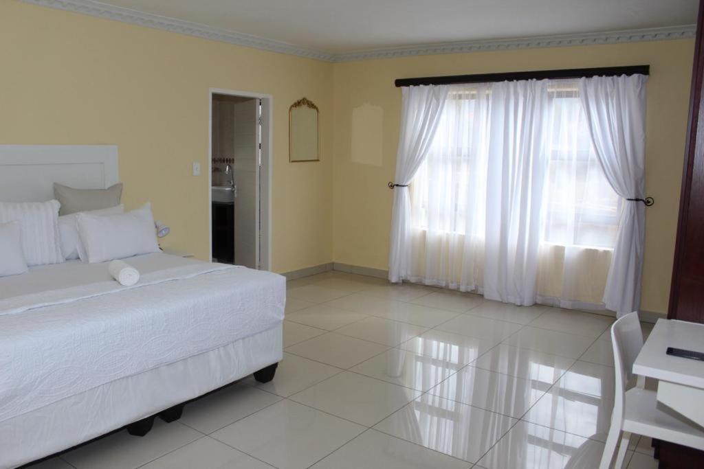 Dineo'S Lodge And Spa Burgersfort Exterior foto