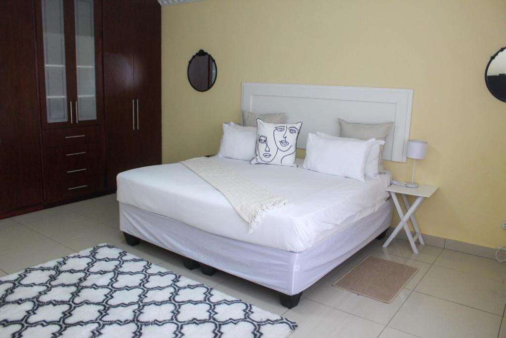 Dineo'S Lodge And Spa Burgersfort Exterior foto